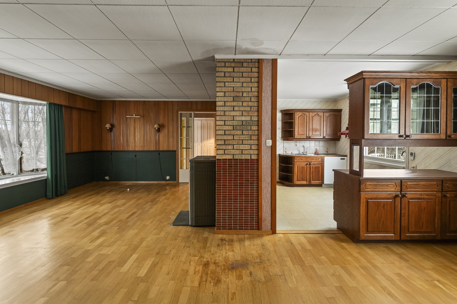 Stue med delvis åpen løsning til kjøkkenet Galleribilde