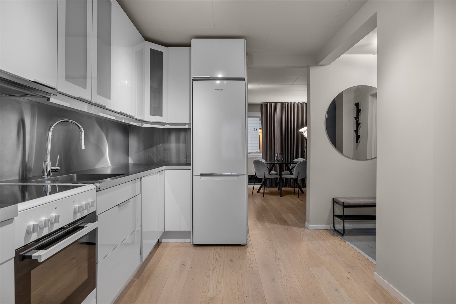 Kjøkkenet er lyst og innbydende. Hvitevarer kan følge med i handelen Galleribilde