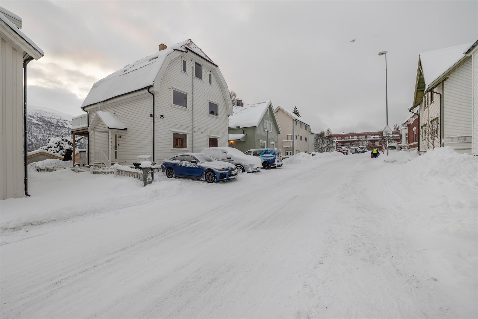 Leiligheten er sentralt plassert i trygge omgivelser - parkering for 2 biler rett ved huset Galleribilde
