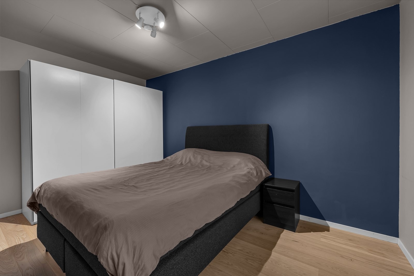 Garderobeskapet følger med i handelen Galleribilde