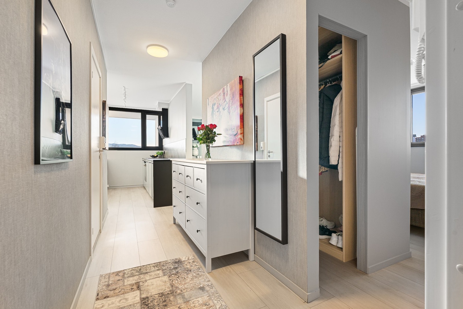 Innbydende entrè på 5,5 m², som gir god plass til garderobe- og ulike oppbevaringsløsninger, samt oppheng av yttertøy. Galleribilde