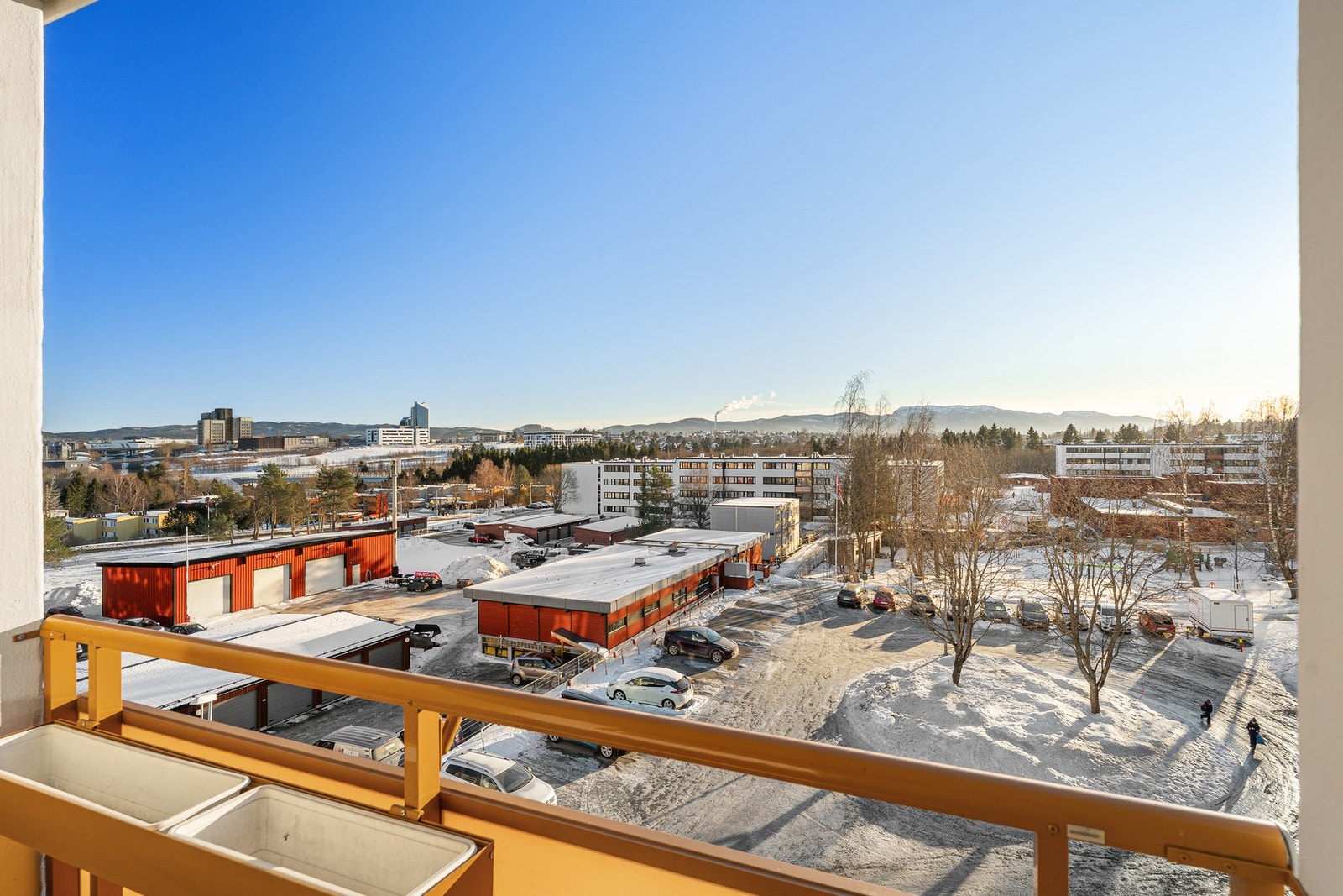 Parkering på felles parkeringsplass i borettslaget. Borettslaget har 257 garasjeplasser, med ferdigstilt ladepunkter i alle garasjer. Galleribilde