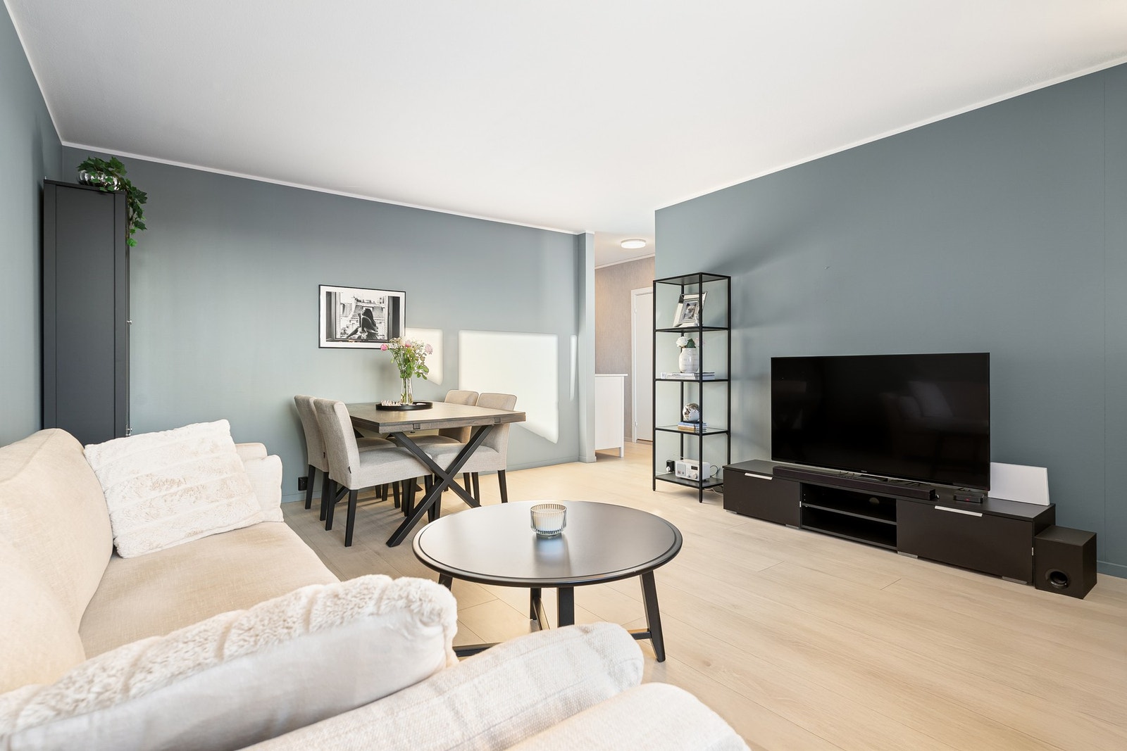 Boligen preges av store vindusflater som slipper inn rikelig med naturlig belysning. Galleribilde