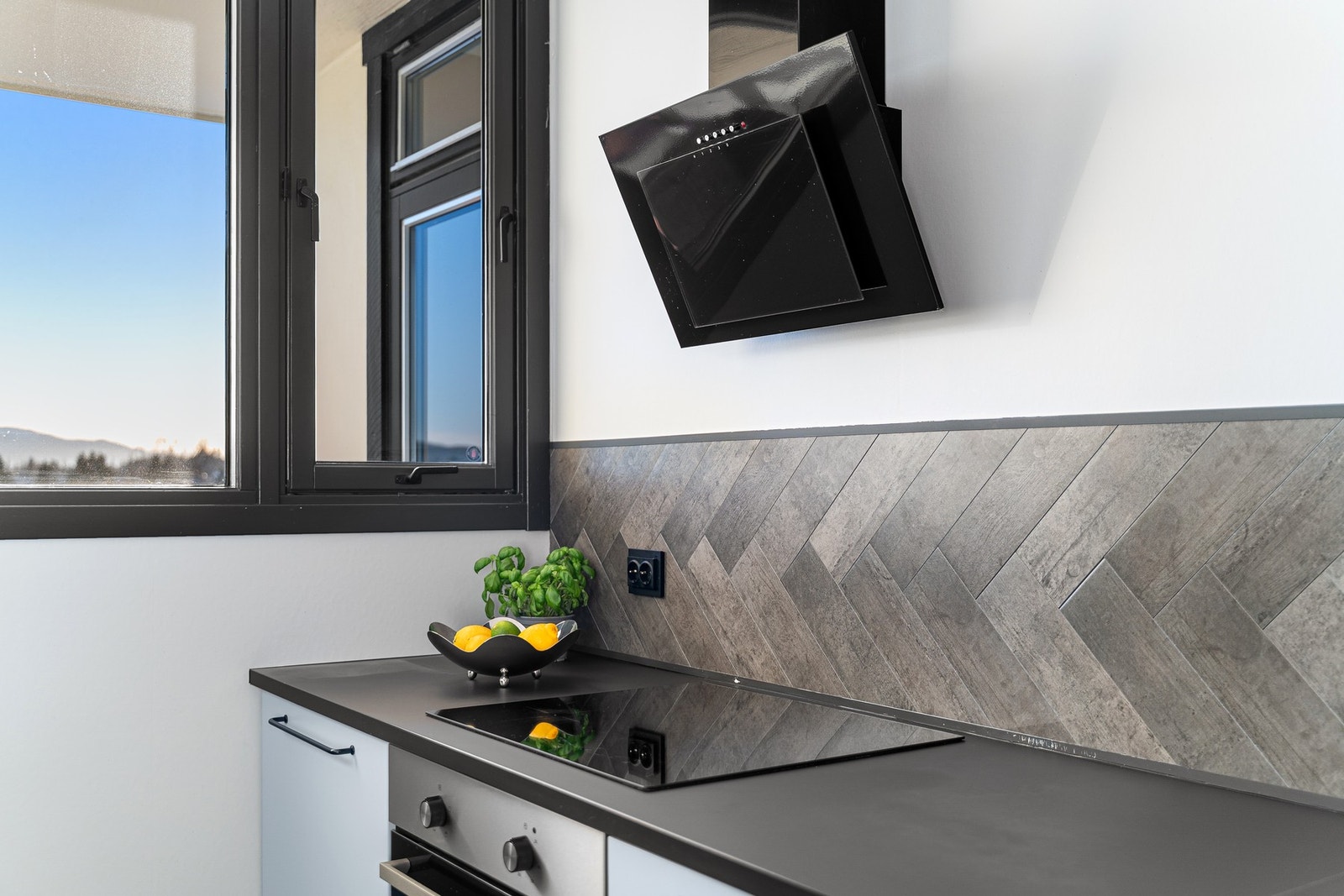 Kjøkkenet har integrerte hvitevarer som platetopp, stekeovn, oppvaskmaskin og kjøleskap. Galleribilde