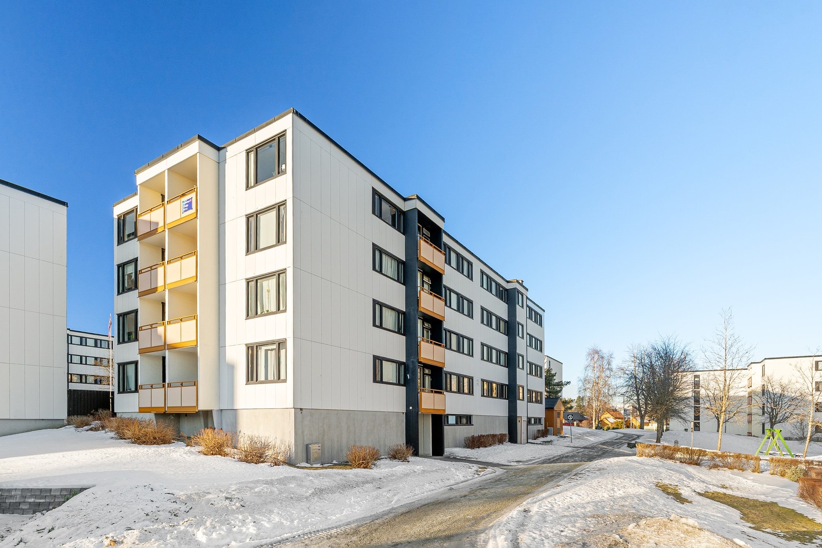 Leiligheten ligger i et rolig og etablert boligområde på Saupstad. Meget barnevennlig område med lite trafikk og lekeplasser for barn i gatetun. Galleribilde