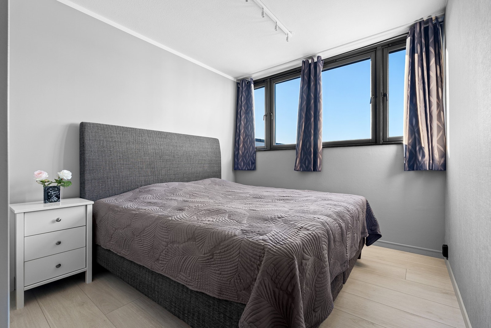 Soverom på 9 m², som gir god plass til dobbeltseng. Galleribilde