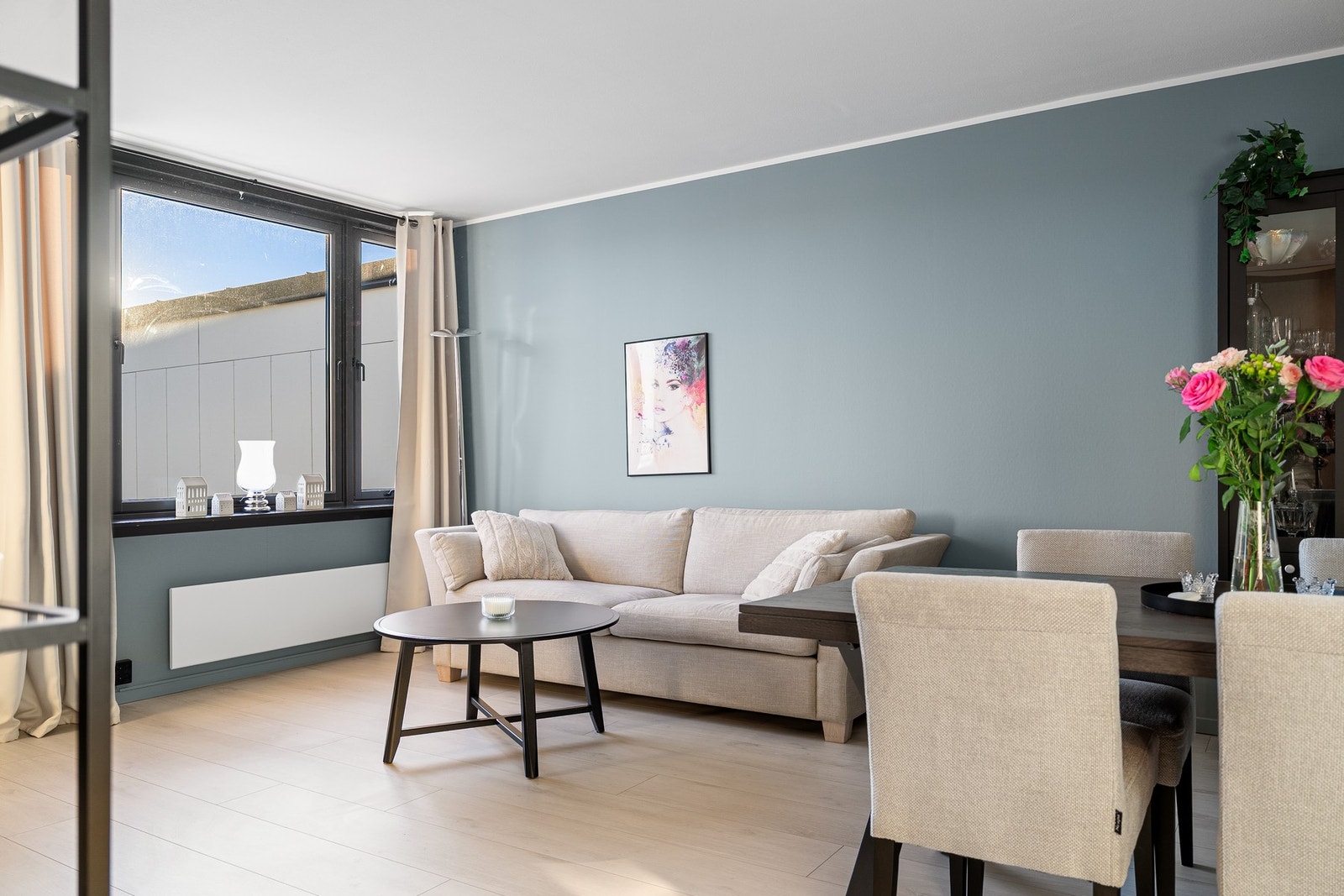 Smart planløsning og moderne detaljer i sort gir boligen et stilrent preg. Galleribilde