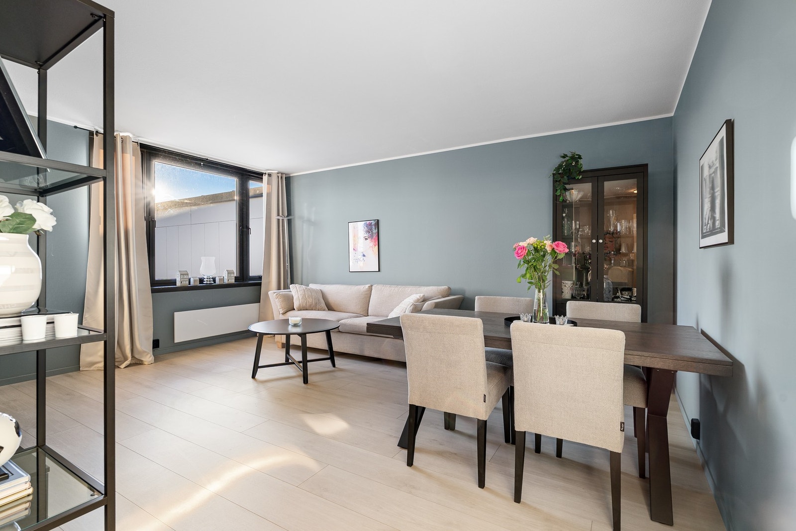 Romslig stue og spisestue på 21,5 m². Galleribilde