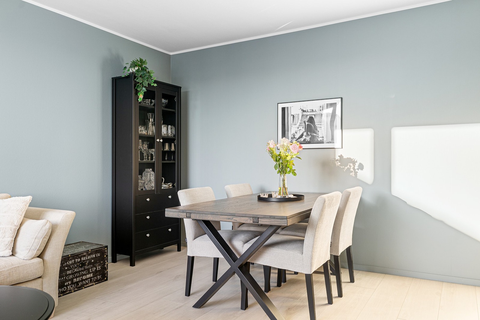 God plass til bord- og sittegrupper, perfekt for sosiale sammenkomster med venner og familie. Galleribilde