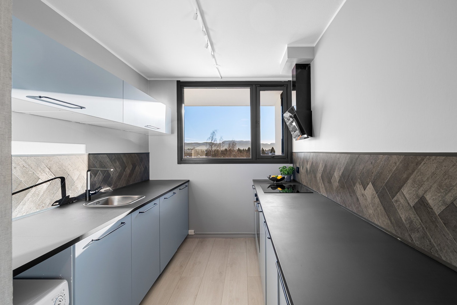 Strøkent og moderne kjøkken med mye skap- og benkeplass. Galleribilde