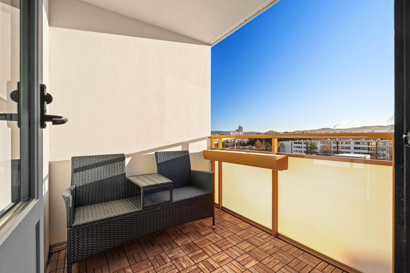 Fra stuen er det direkte utgang til en sørvendt balkong, med gode solforhold. Galleribilde