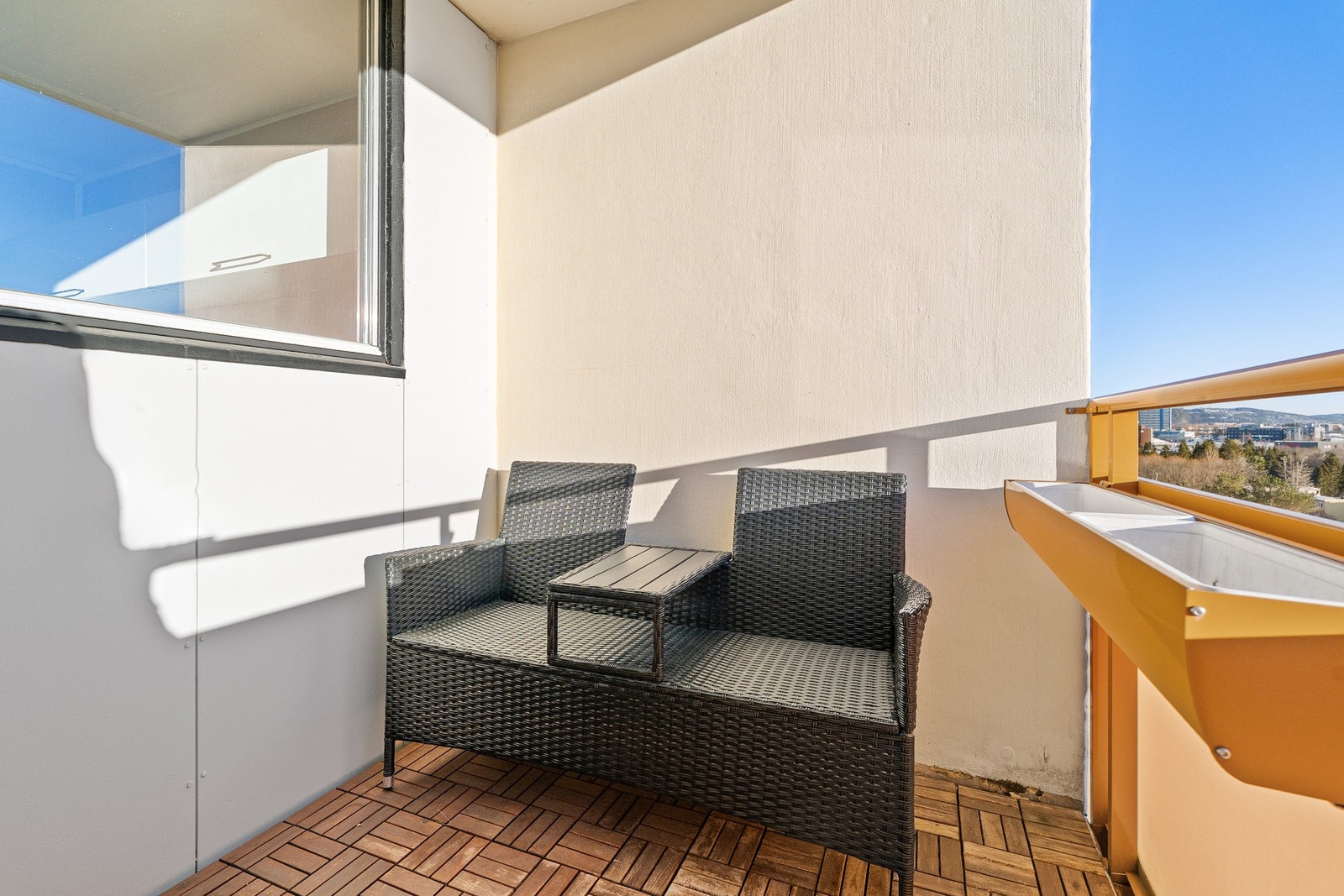 Balkongen er på 4 m², som gir plass til ønsket bord og sittegrupper. Galleribilde