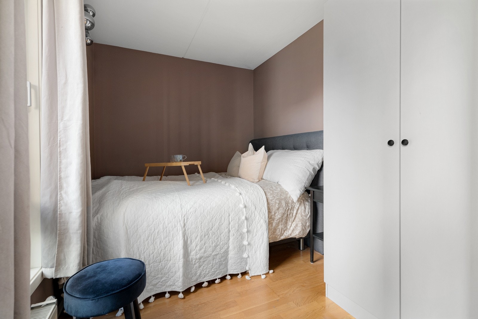 Leiligheten har et fint soverom med plass til dobbeltseng og nattbord. Galleribilde