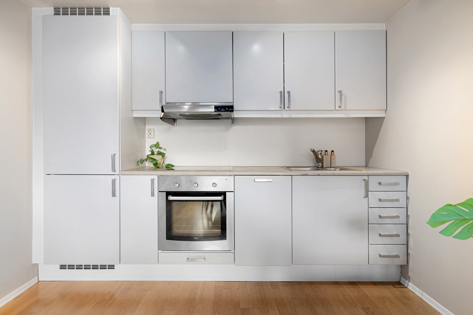 Stilrent og moderne kjøkken fra 2007 som har innredning med glatte fronter og laminat benkeplate med nedfelt oppvaskkum. Galleribilde