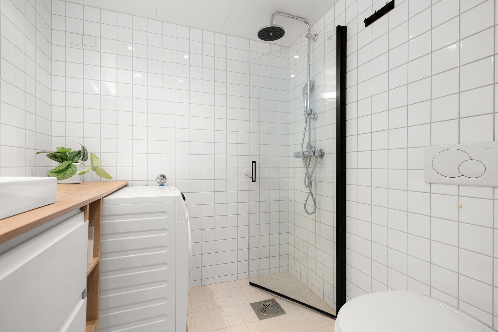 Leiligheten har et delikat, flislagt baderom med gulvvarme. Galleribilde