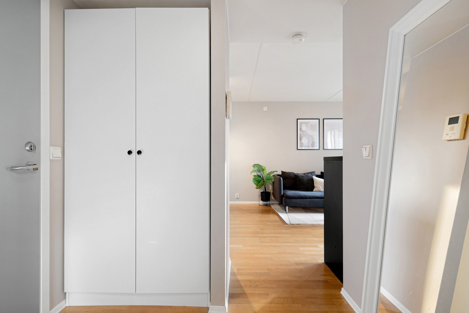 Når du kommer inn i leiligheten møtes du av en lys entré med garderobeskap. Galleribilde