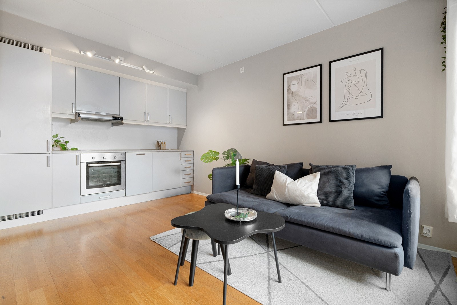 Vel gjennomført med lyse overflater og pen parkett på gulvet. Galleribilde