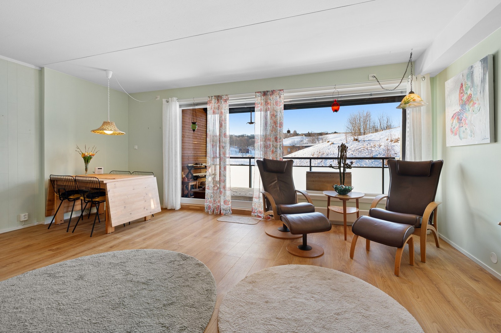 Store vindusflater på stuen gir mye naturlig lysinnslipp. Galleribilde