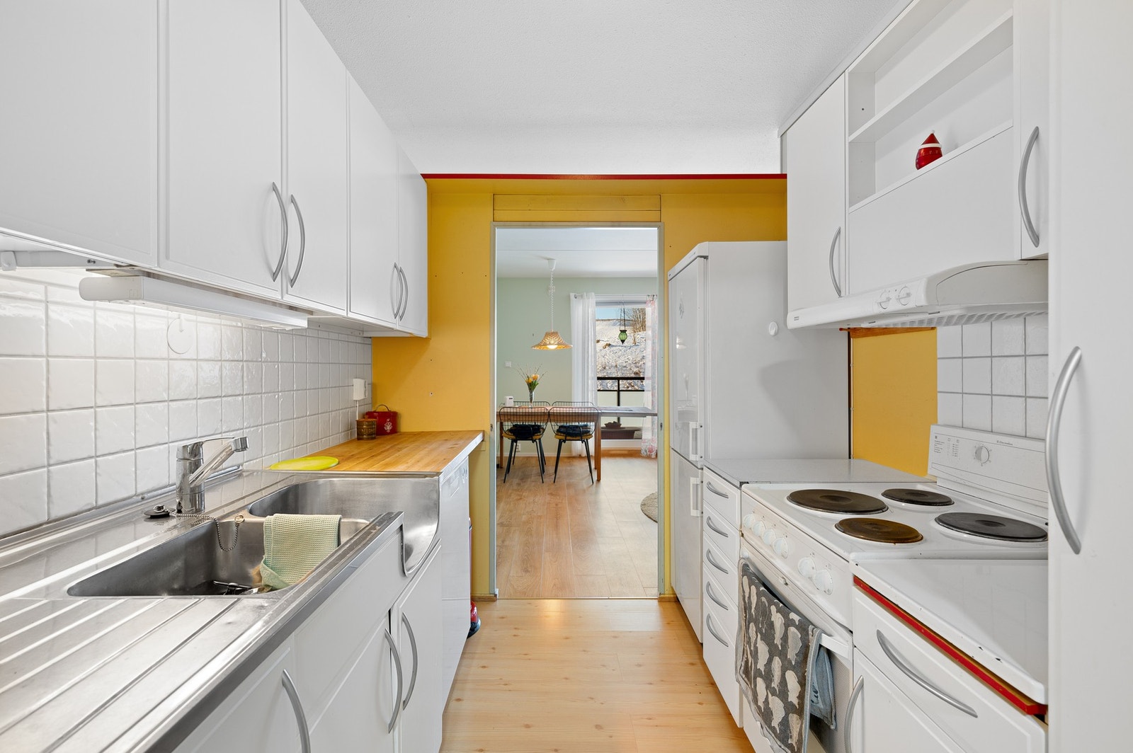 Kjøkken som har godt med skap og benkeplass. Galleribilde