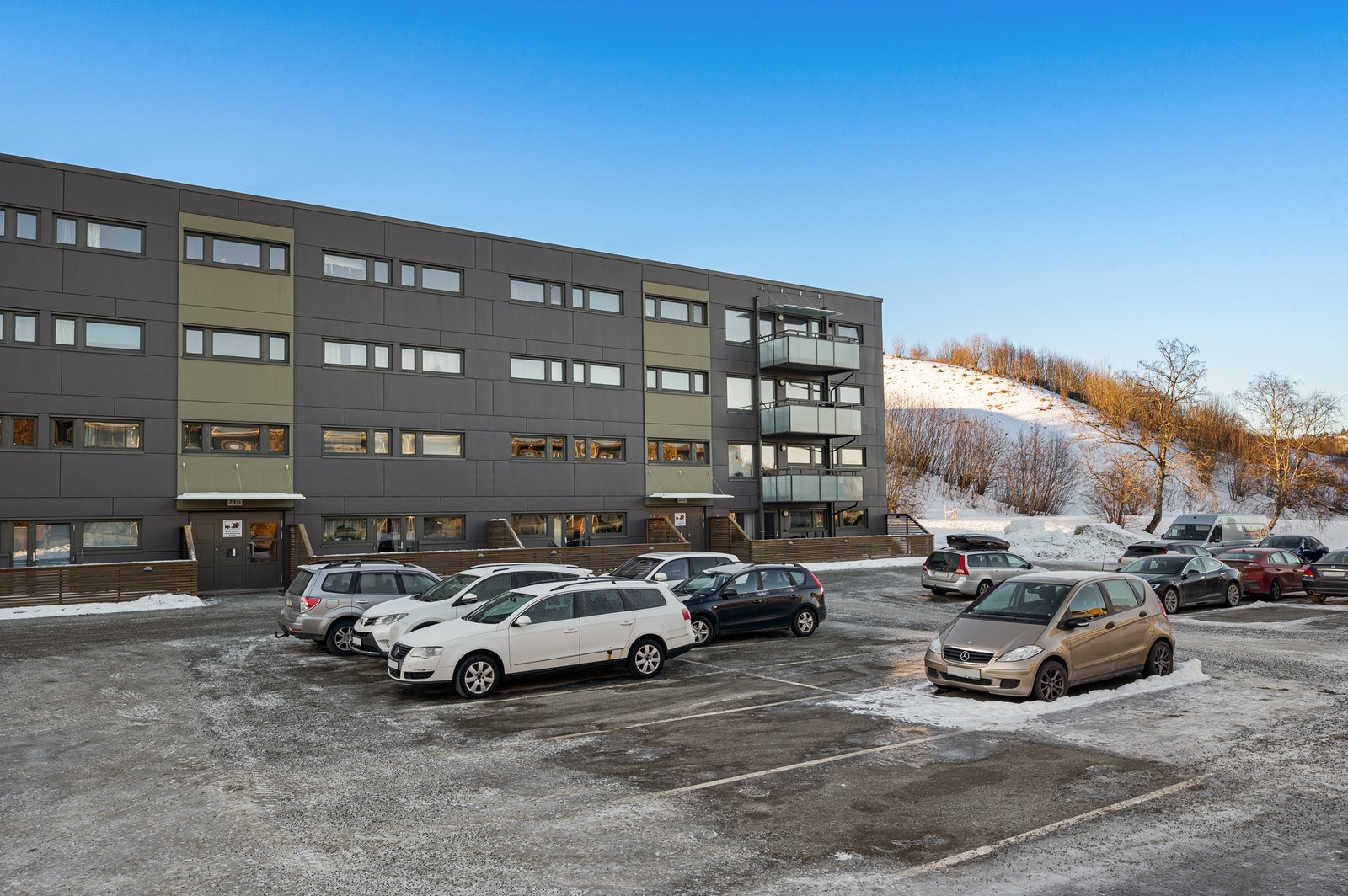 Parkering på felles biloppstillingsplass. Mulighet for å søke om fast garasjeplass. Galleribilde