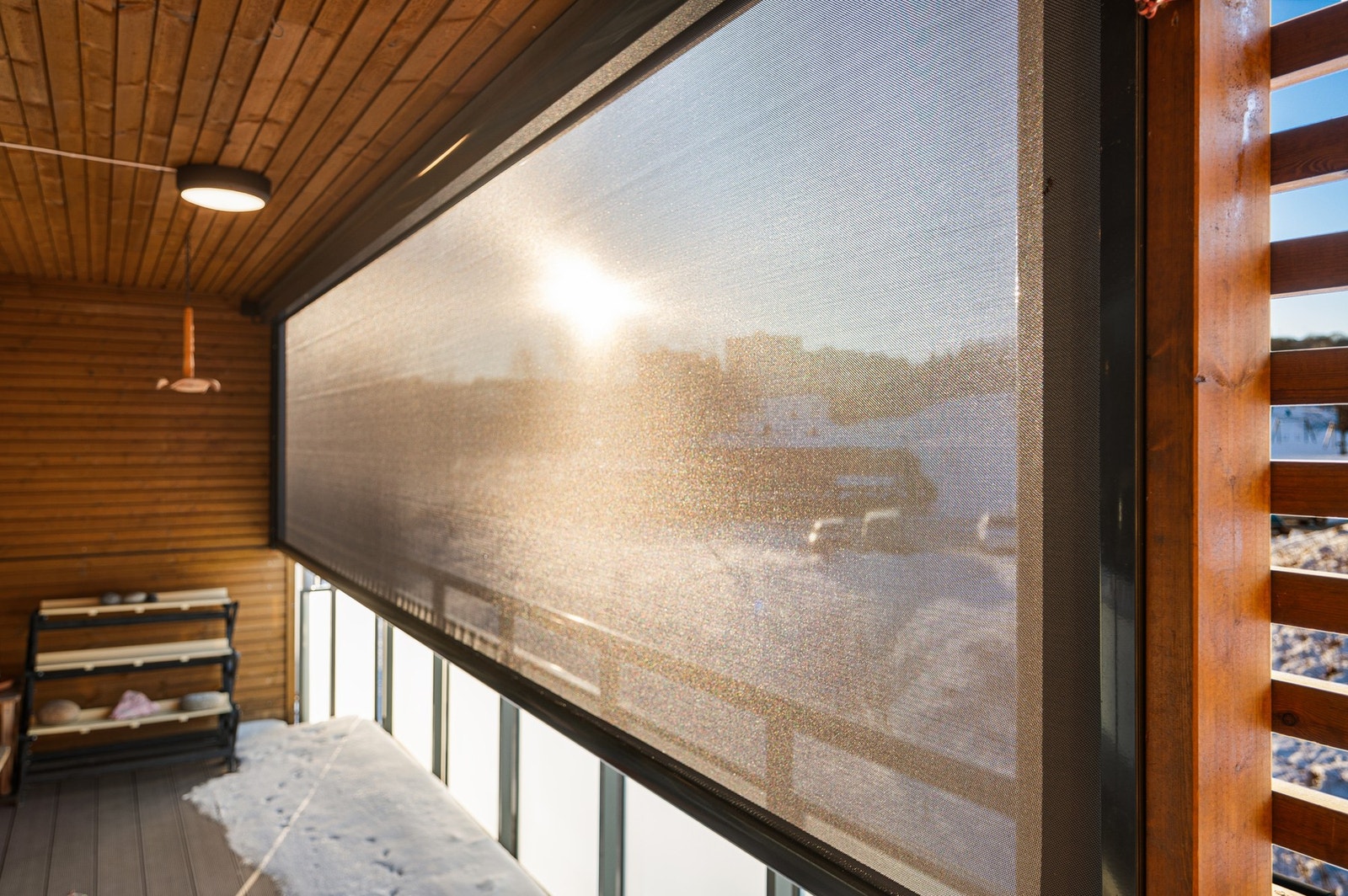 Elektrisk solskjerming på balkong. Galleribilde