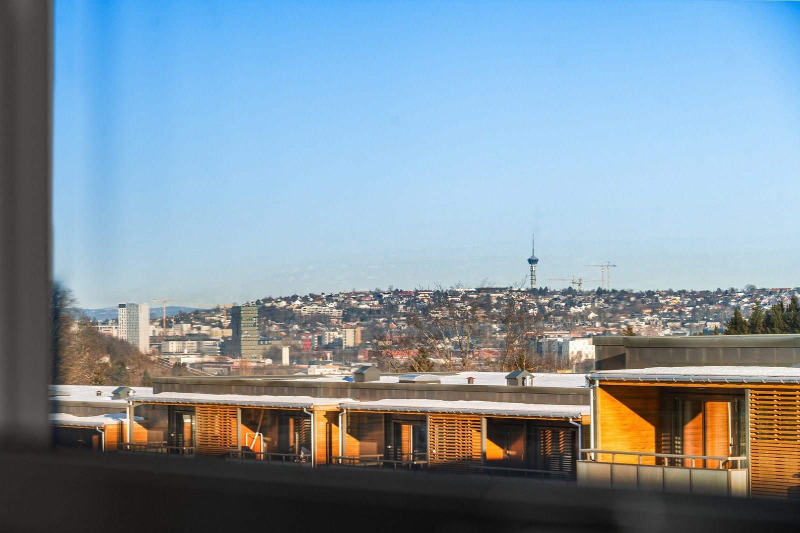 Kollektivtransporten består av buss og nærmeste bussholdeplass er ca 100 m unna. Nærmeste dagligvare er Bunnpris Romolslia ca. 500 m fra leiligheten, og dersom du skulle ønske ytterligere servicetilbud har du City Syd en liten kjøretur unna. Galleribilde