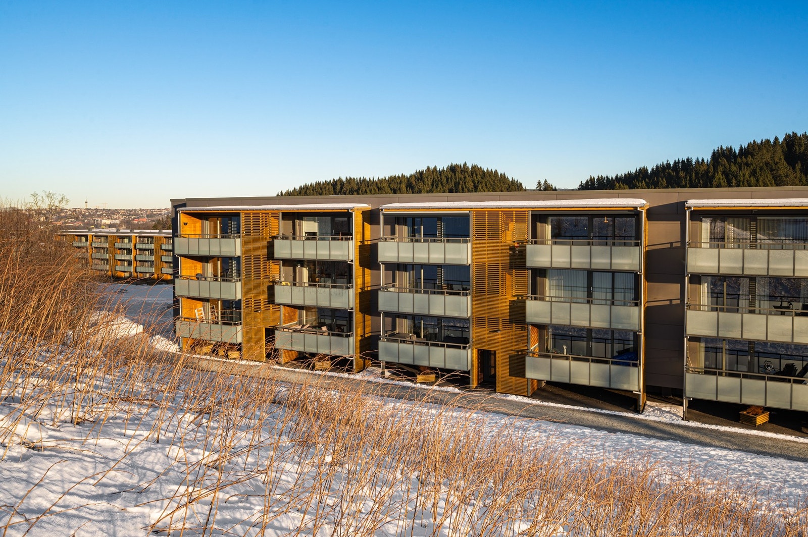 Borettslaget har blitt vesentlig oppgradert med bla. nytt tak, etterisolering med nye vinduer, kledning etc. Galleribilde