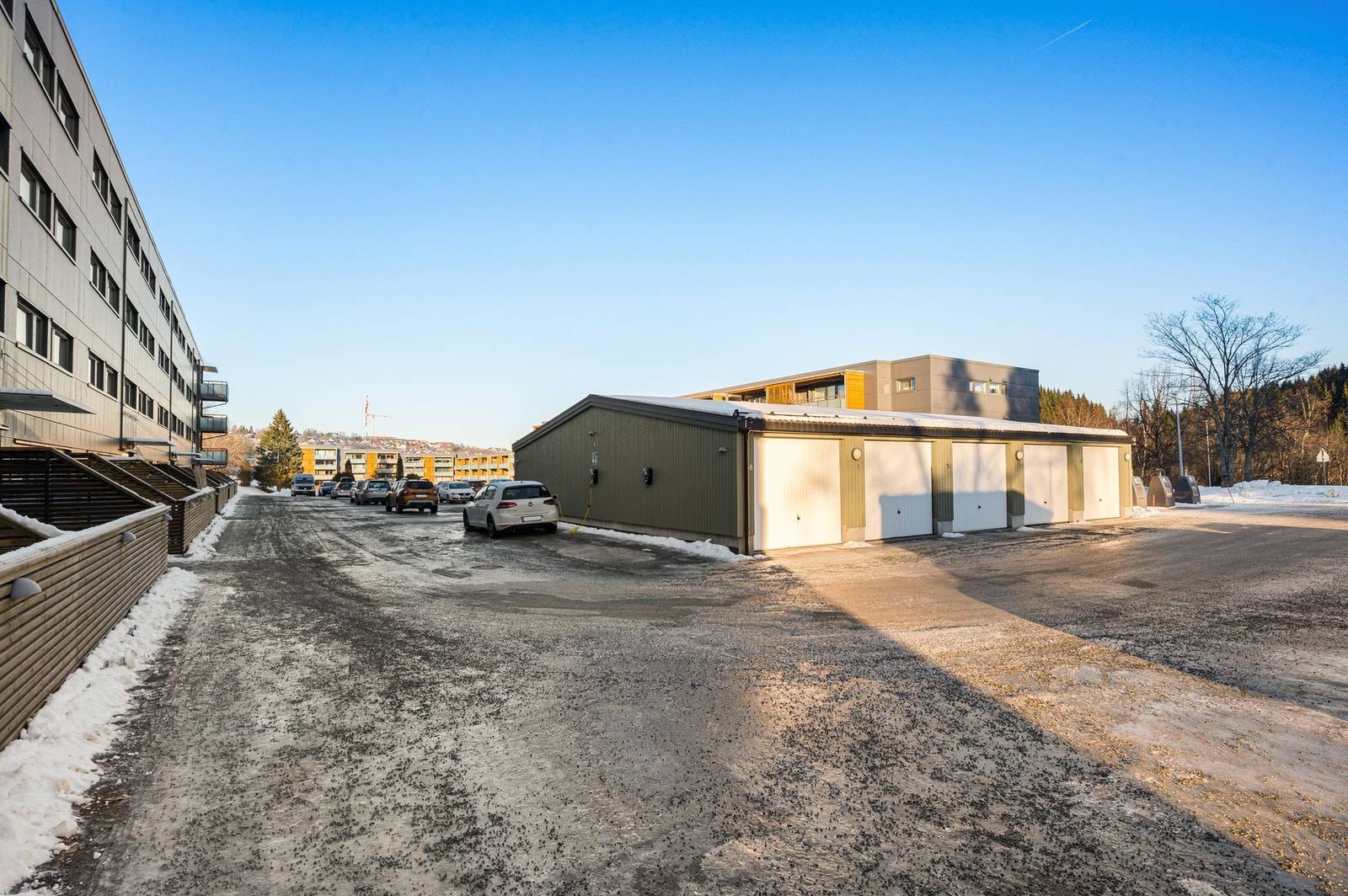 Området har umiddelbar nærhet til både barnehager og skoler. Herunder Romolslia barnehage bare ca. 600 m unna, samt Romolslia barneskole ca. 700 m unna boligen. Galleribilde