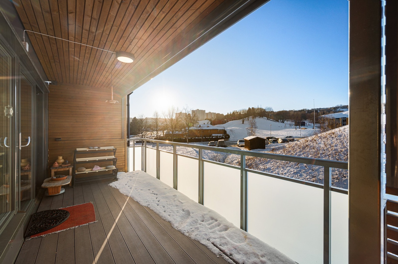 Balkongen har godt med plass til ønsket utemøblement, balkong er skjermet for innsyn. Galleribilde