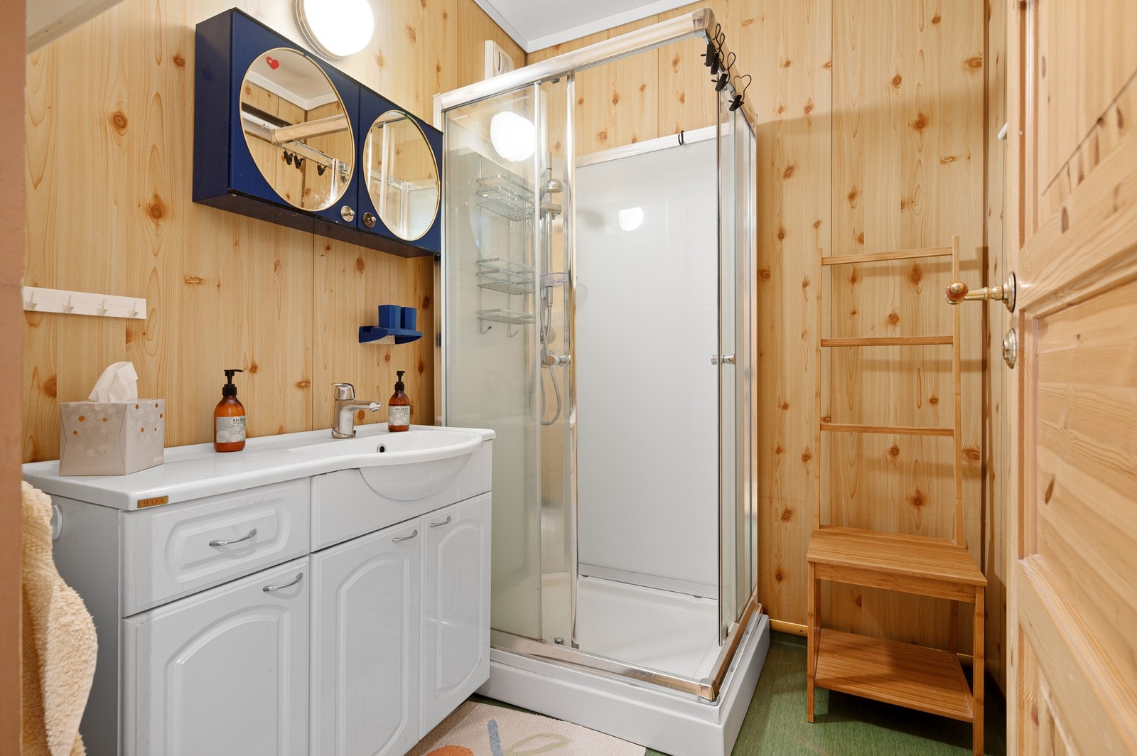 Baderommet er utstyrt med dusjkabinett. Galleribilde