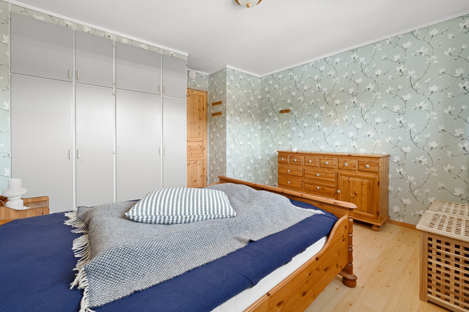 God plass til dobbeltseng og garderoeskap. Galleribilde