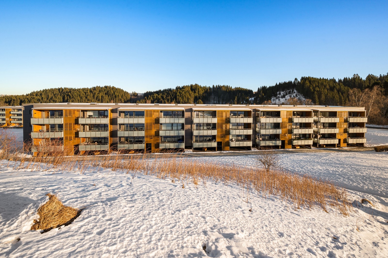 Leiligheten ligger i et rolig og familievennlig boligområde med flotte uteområder med sittegrupper og lekeplasser. Galleribilde
