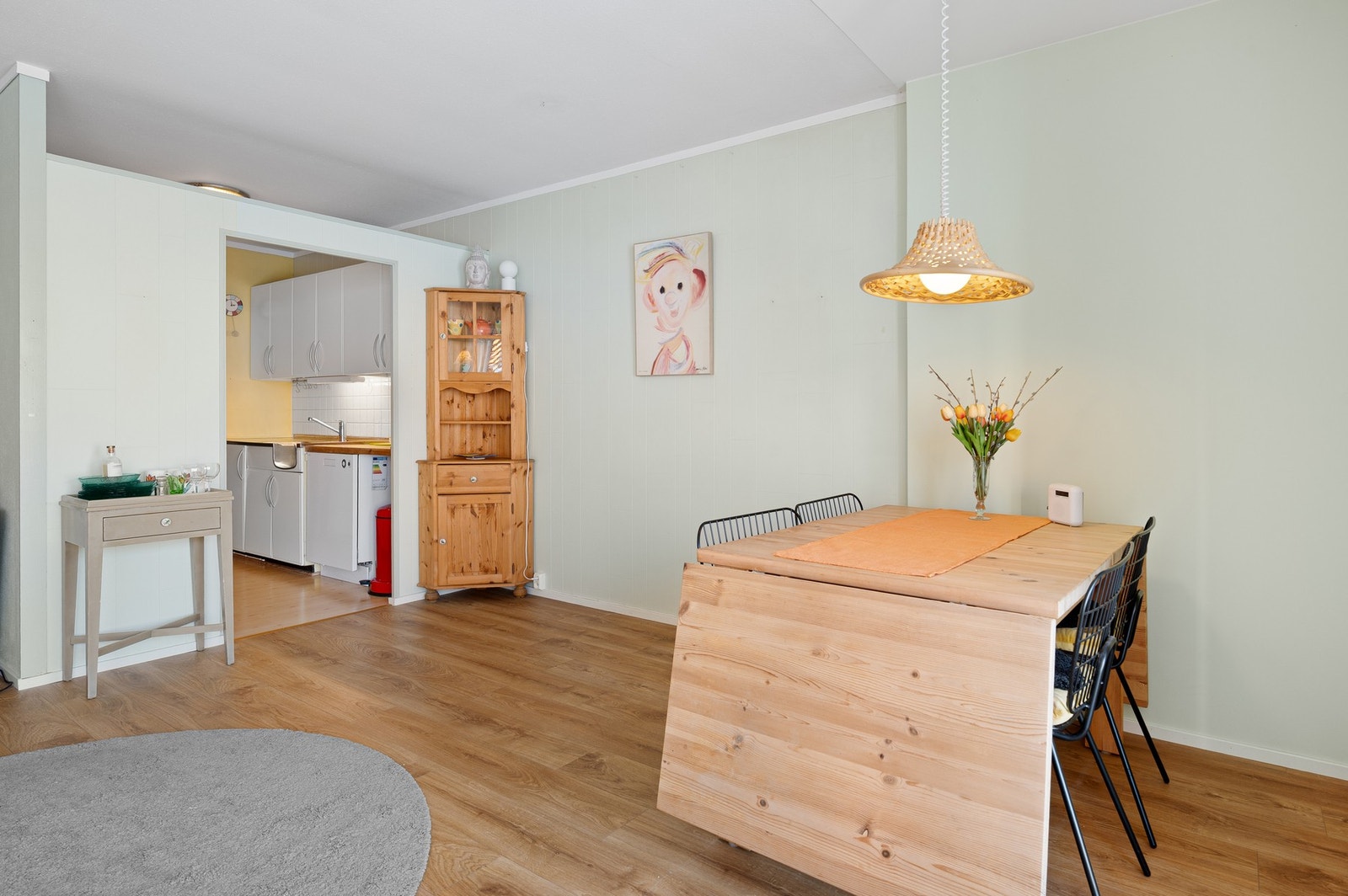 God plass til romslig spisebord på stuen. Galleribilde