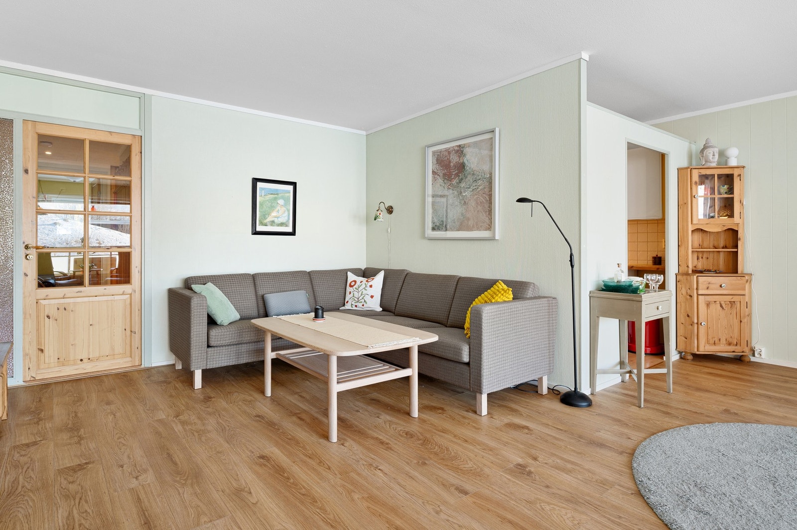 God plass til romslig sittegruppe på stuen. Galleribilde