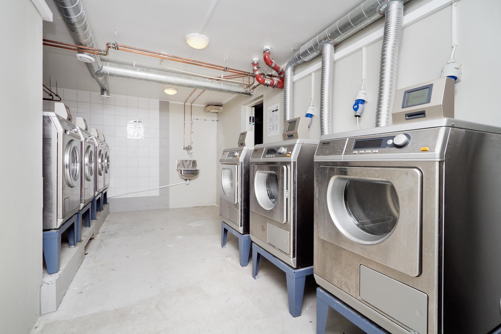 Alle leietakere kan benytte seg av byggets fellesvaskerier i kjeller. Fellesvaskeriet er i god stand. Man får utlevert påfyllingskort ved innflytt. Fellesvaskeriet koster fra 20-30 kr pr. vask inkludert tørk. Galleribilde