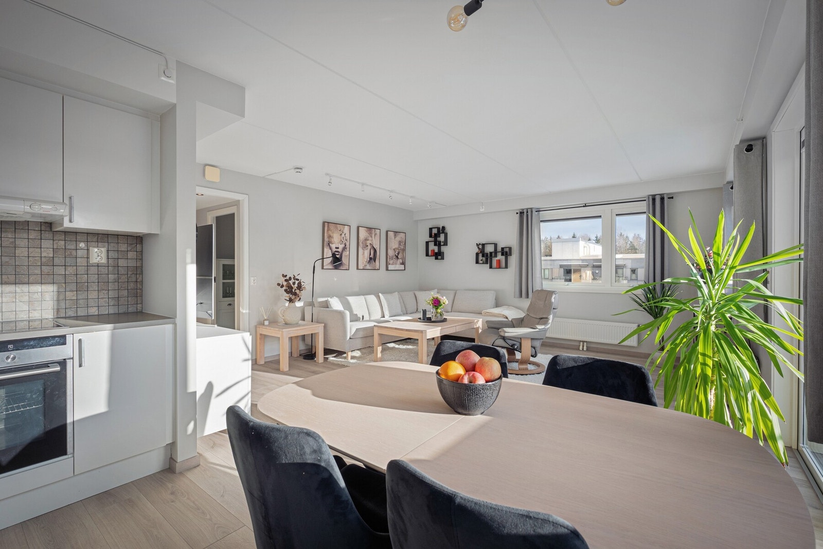 Den åpne løsningen gir gode møbleringsmuligheter for både sofagruppe og spiseplass, og rommet fungerer perfekt som et sosialt samlingspunkt for familie og venner. Galleribilde