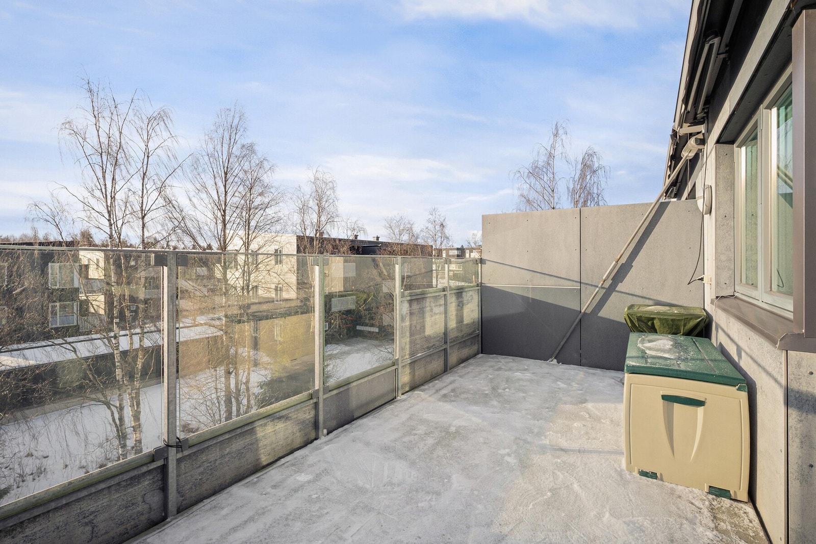 Her er det plass til både sittegruppe og eventuell grill, og balkongen fungerer som en naturlig forlengelse av oppholdsrommet i sommerhalvåret. Galleribilde