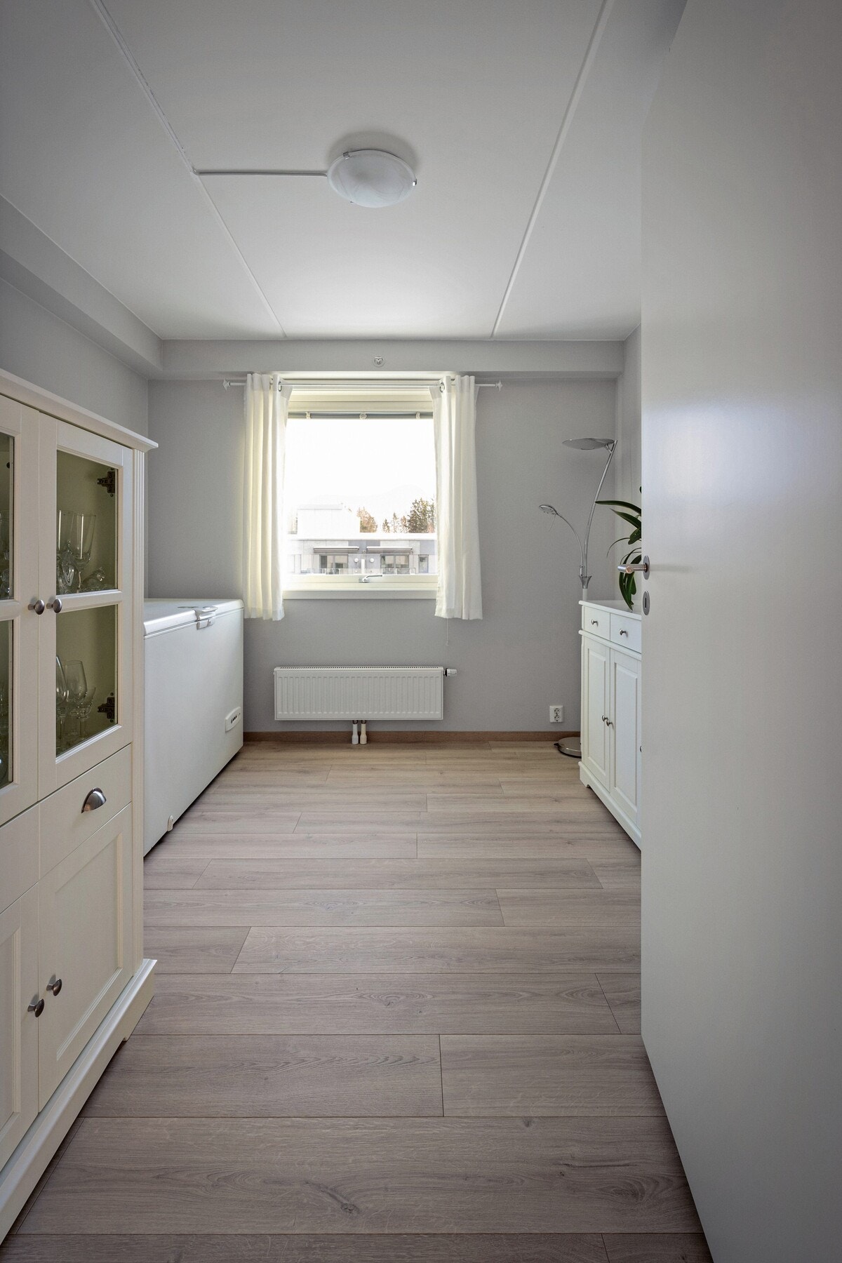 Soverom 2 egner seg godt som barnerom, gjesterom eller hjemmekontor, og gir fleksible bruksmuligheter tilpasset ulike behov og livssituasjoner. Galleribilde