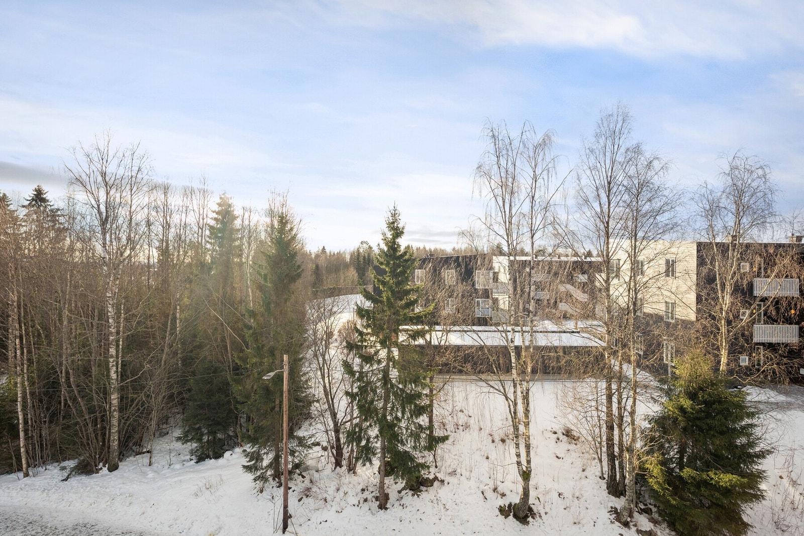 Beliggenheten gir et luftig og åpent preg med hyggelig utsyn mot grønne omgivelser. Galleribilde