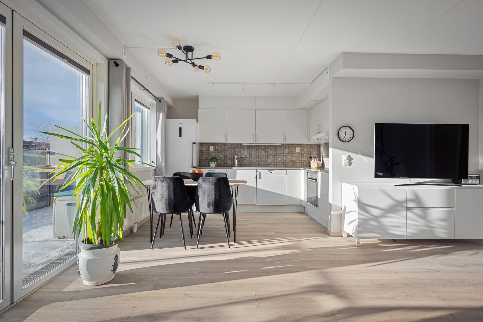 Praktisk og stilrent kjøkken i åpen løsning mot stue/spisestue. Galleribilde