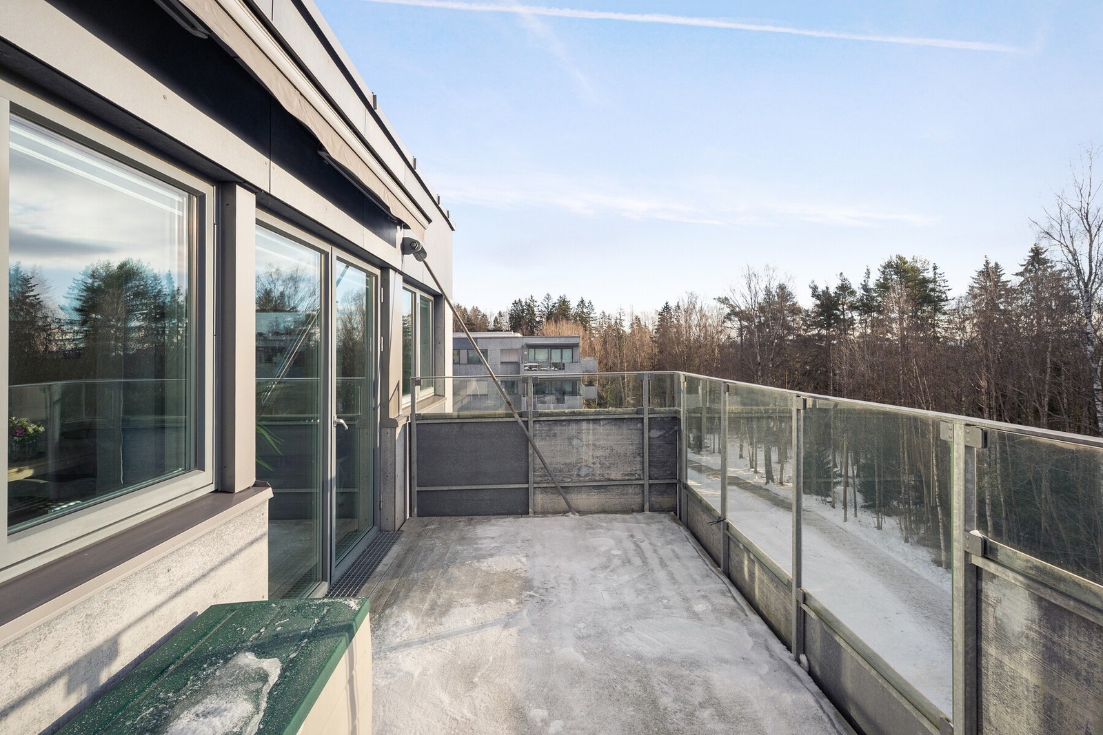 Fra stue/spisestue er det utgang til en romslig balkong på ca. 12 kvm, som gir gode muligheter for å skape en hyggelig uteplass. Galleribilde