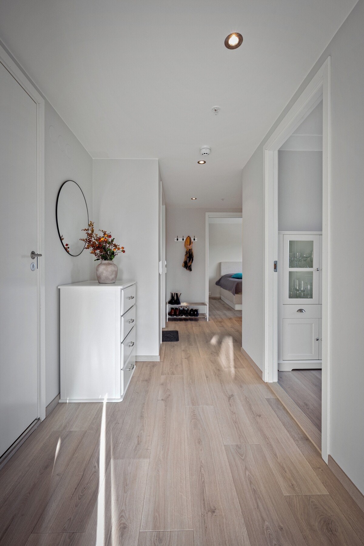 Lys og innbydende entré med god plass til oppbevaring i garderobeløsninger. Galleribilde