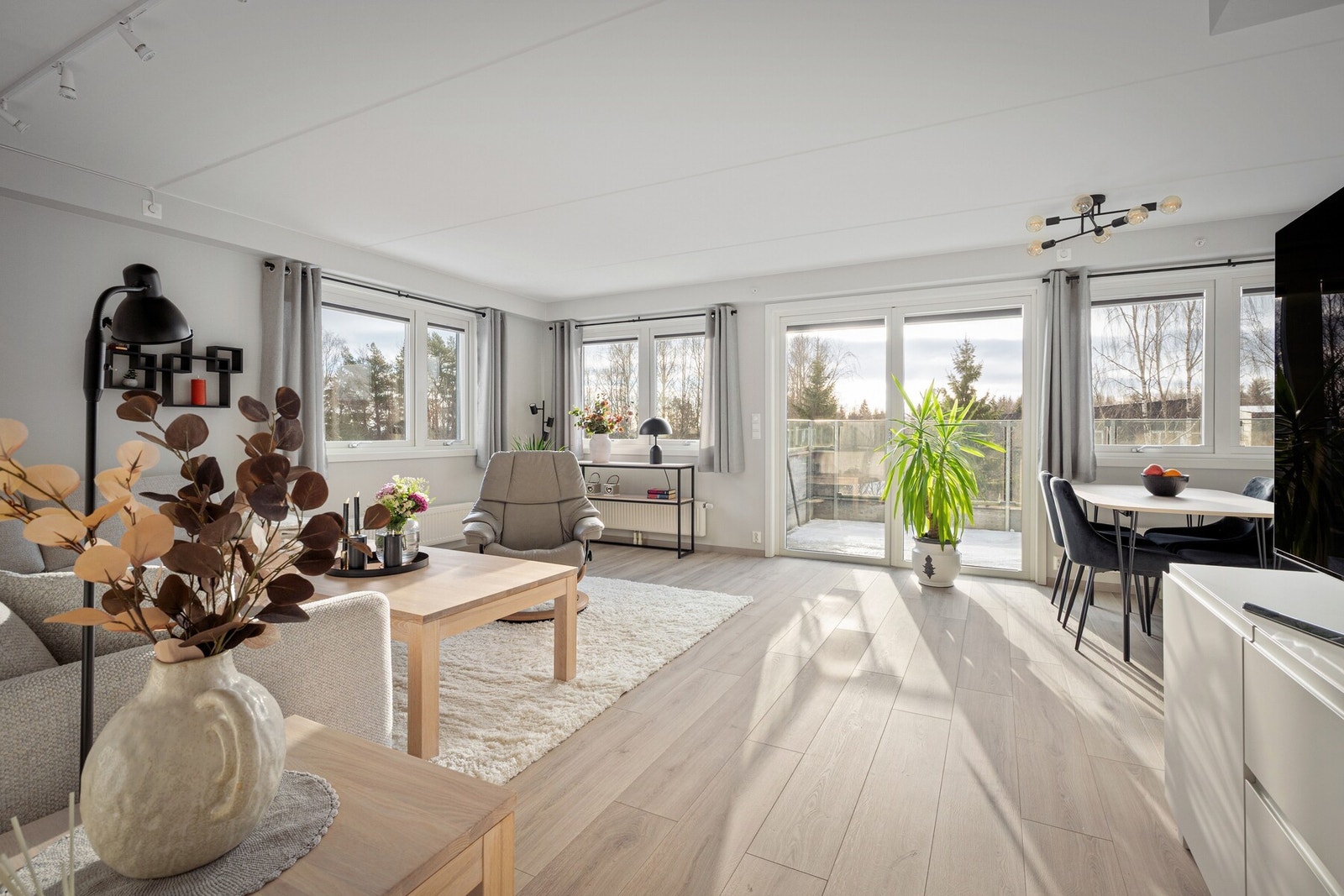 Velkommen til Midtskogen 6 - en moderne og gjennomtenkt 3-roms leilighet med lys og luftig planløsning, beliggende i et attraktivt, rolig og barnevennlig område på Finstad. Foto: Mats Holst Firma: Matsholst.no Galleribilde