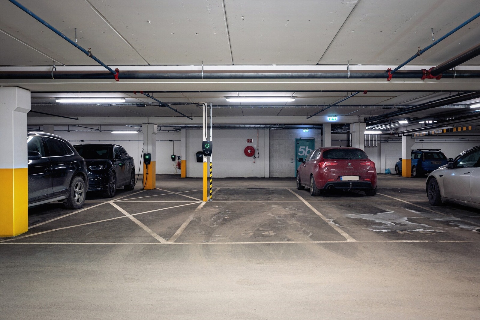 Eiendommen har bruksrett til en parkeringsplass i garasjesameiet. Galleribilde