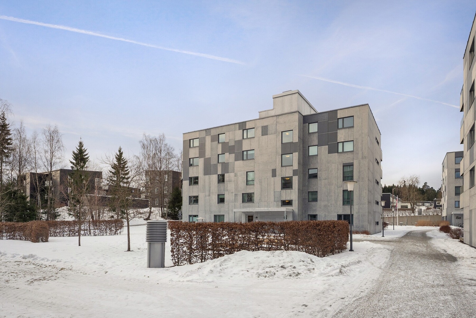 Her får du gangavstand til kollektivtransport med buss og tog, samt kort vei til Ski sentrum og Ski Storsenter. Med Follobanen tar toget deg til Oslo S på ca. 12 minutter. Galleribilde