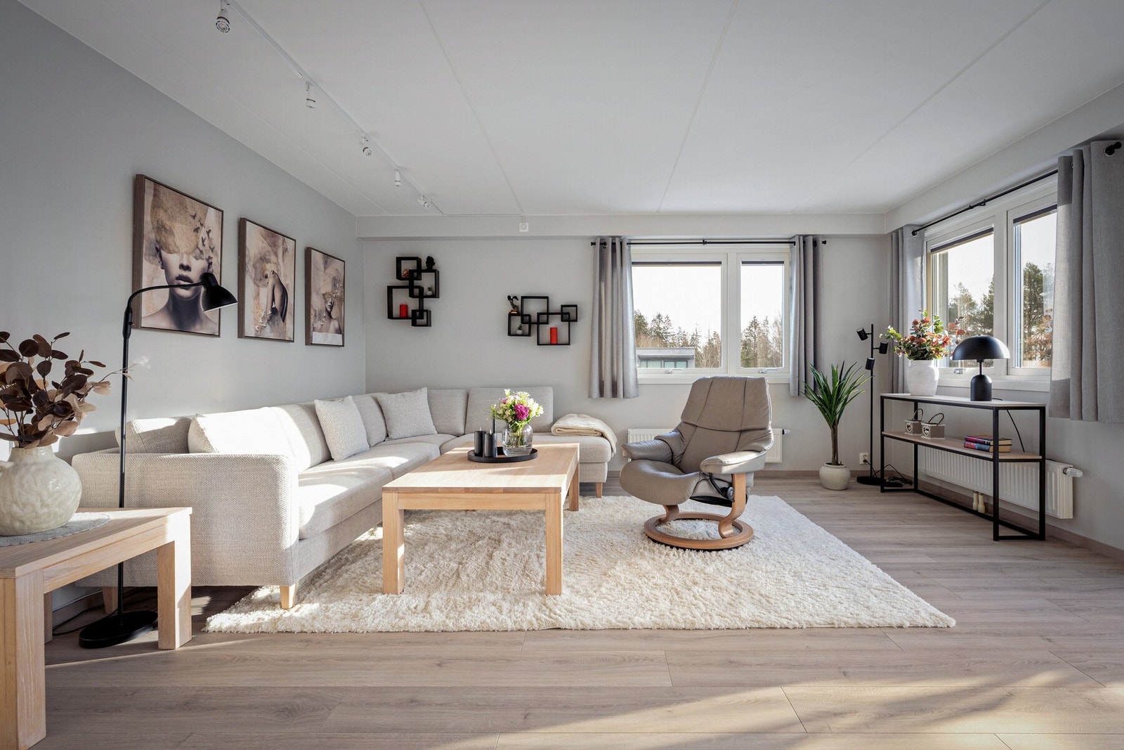 Her får du en luftig romfølelse og en gjennomtenkt planløsning som gjør det enkelt å innrede etter behov. Galleribilde