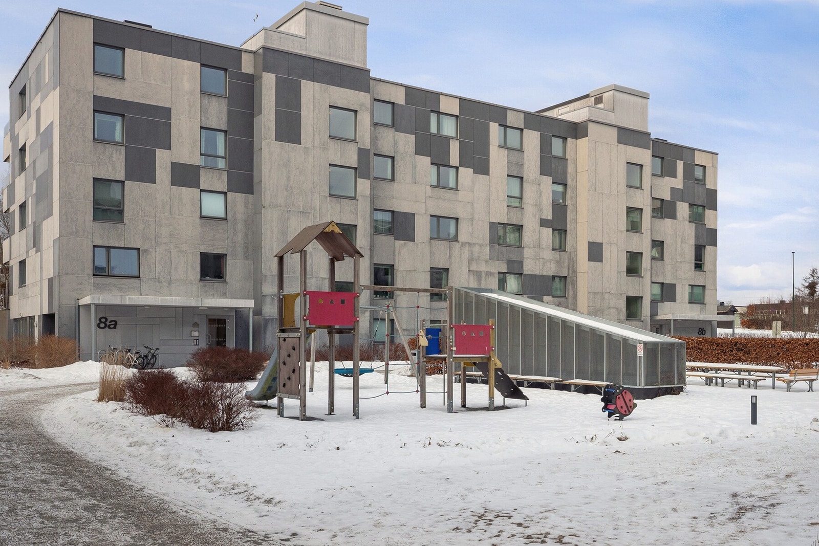 Her bor du komfortabelt, moderne og sentralt - med naturen rett utenfor døren. Velkommen til visning! Galleribilde