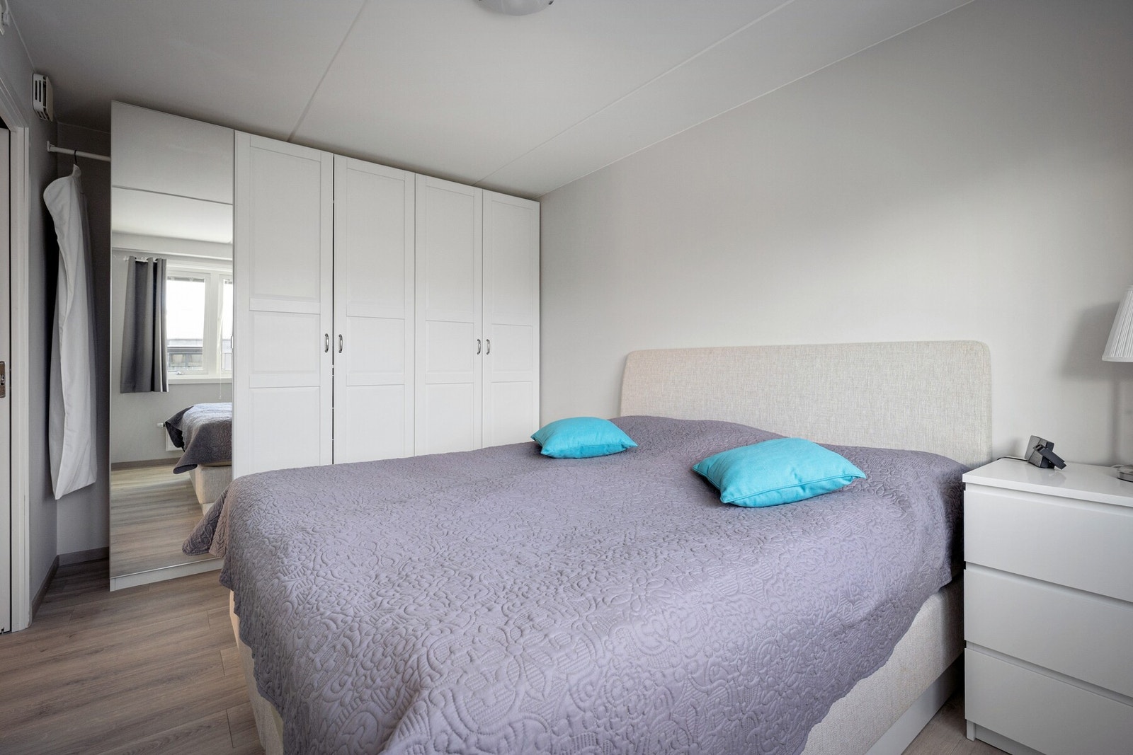Romslig og lyst hovedsoverom med plass til dobbeltseng, nattbord og garderobeløsning. Galleribilde