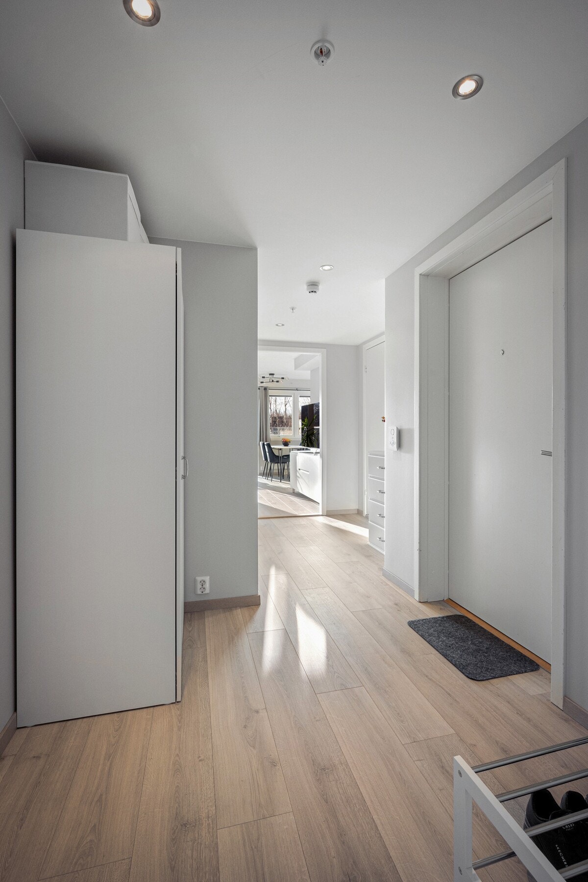 Planløsningen gir et ryddig førsteinntrykk og en naturlig flyt videre inn i boligen. Galleribilde