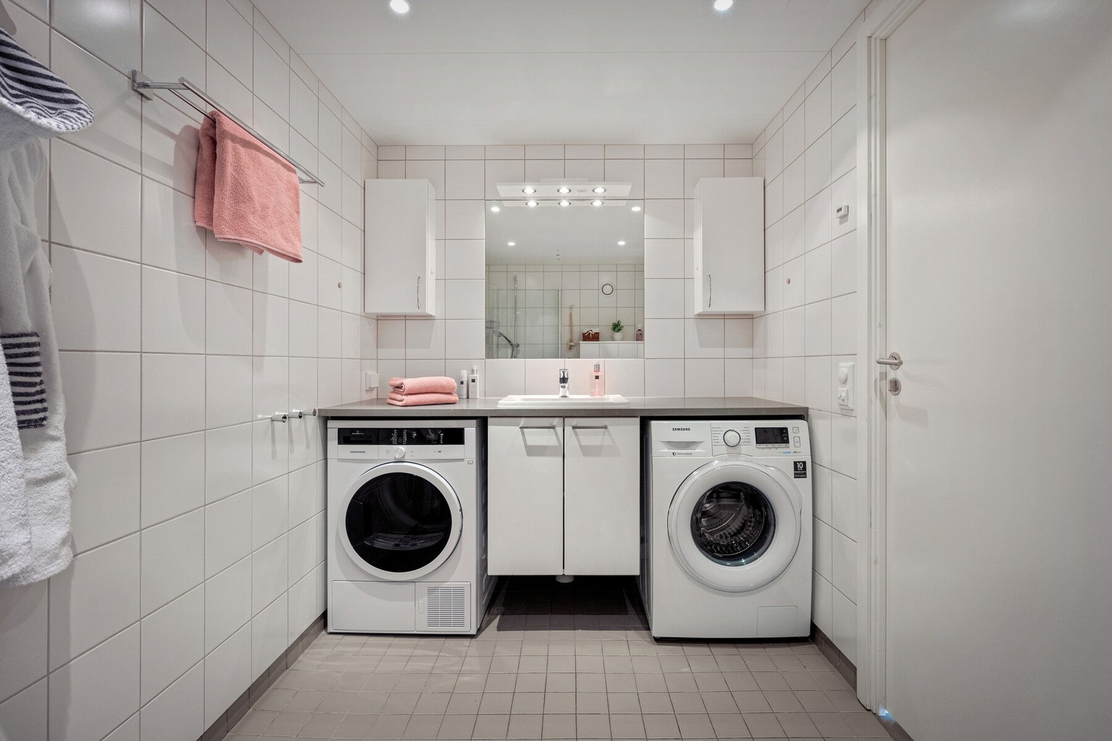 Det er opplegg for vaskemaskin og tørketrommel, noe som gir en praktisk og effektiv løsning i hverdagen. Galleribilde